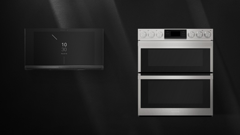 어두운 배경 위에후드 겸용 전자레인지와 더블 슬라이드인 오븐